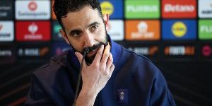 pg电子试玩-阿莫林：弗格森执教曼联花三四年才赢得冠军，但现在压力完全不同