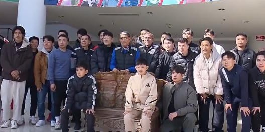 PG电子-面对自媒体批评徐根宝有应对措施 武磊：看完笑笑