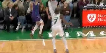 pg电子试玩-还剩4分钟黄蜂领先绿军26分，绿军主力球员被替换下场