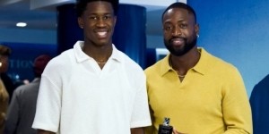 表情略显拘谨！76人探花埃奇库姆与韦德参加活动并合影