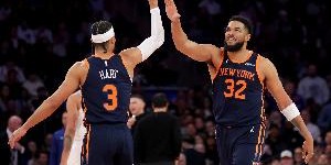 赏金女王模拟器官网-哈特谈比赛用球归属：麦卡勒得到了生涯首分 我们要把球给他