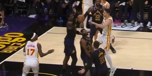 炉火纯青！斯玛特连续造成老鹰进攻犯规 湖人持续扩大领先